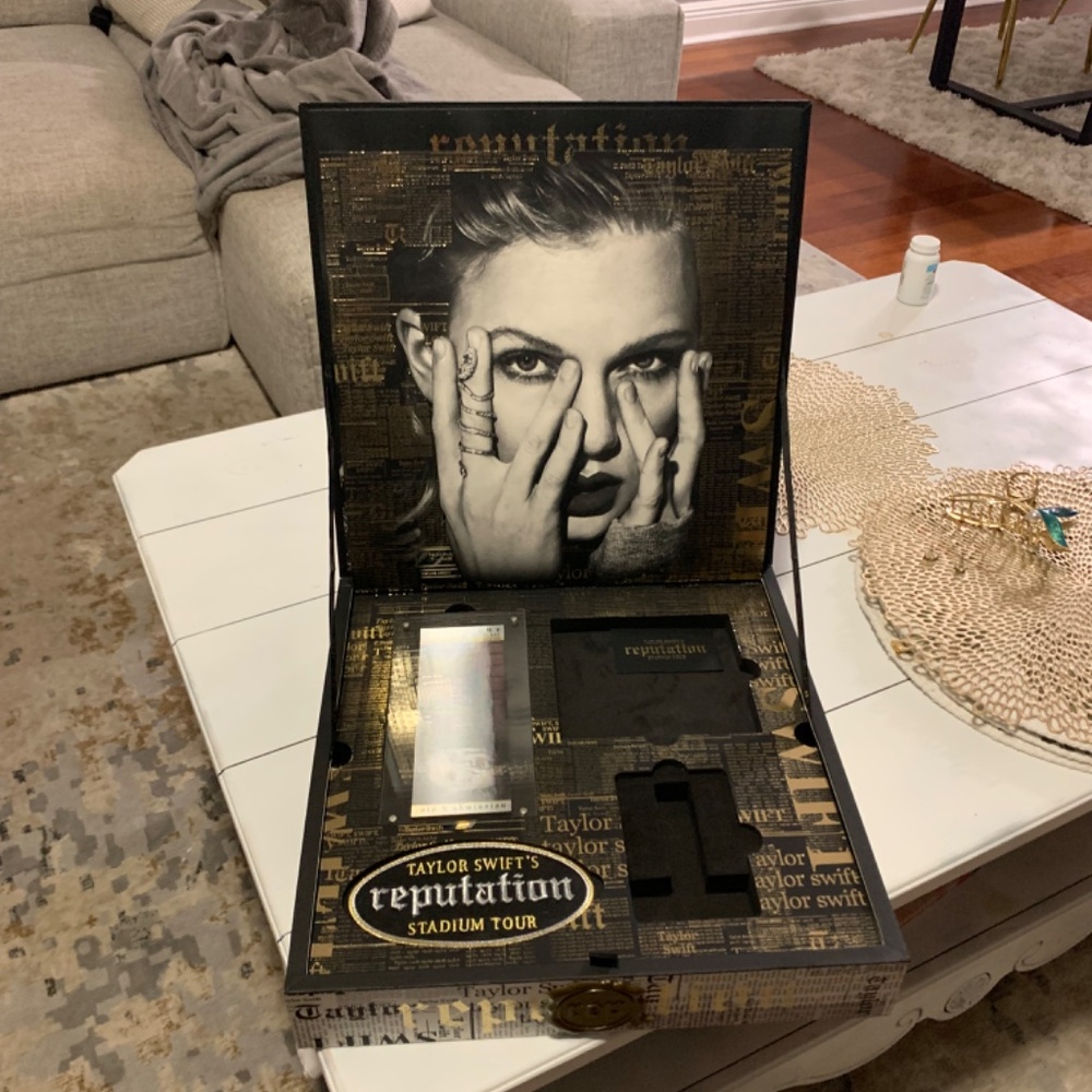 Taylor Swift VIP Reputation Box - Picture 2 of 11